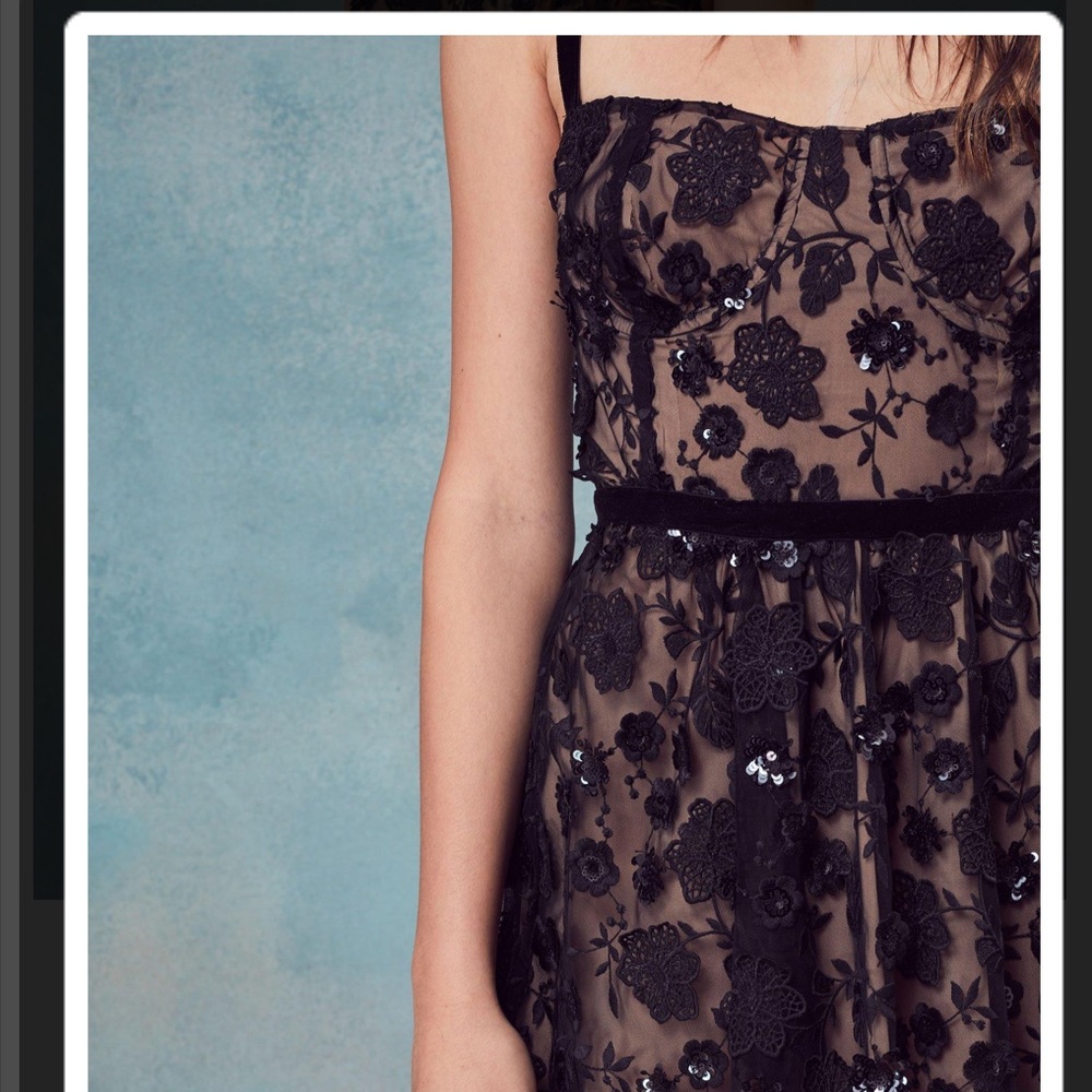 Elegant Black Floral Lace Dress - Picture 8 of 9
